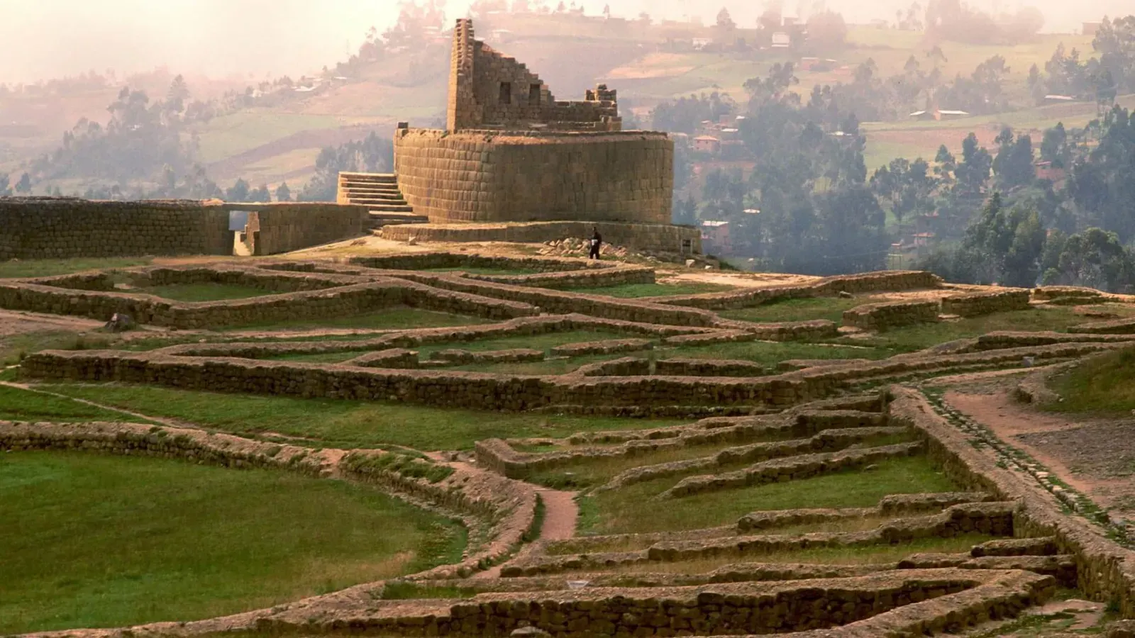 Grupo de AQT Ecuador en el complejo arqueológico de Ingapirca, Cañar, Ecuador